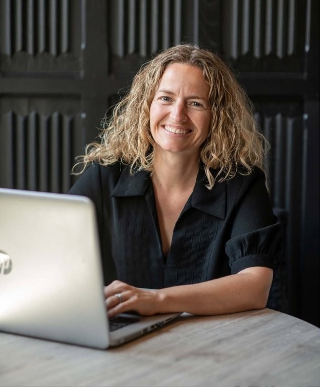 Harmony, eigenaar van het hotel, aan het werk achter haar laptop