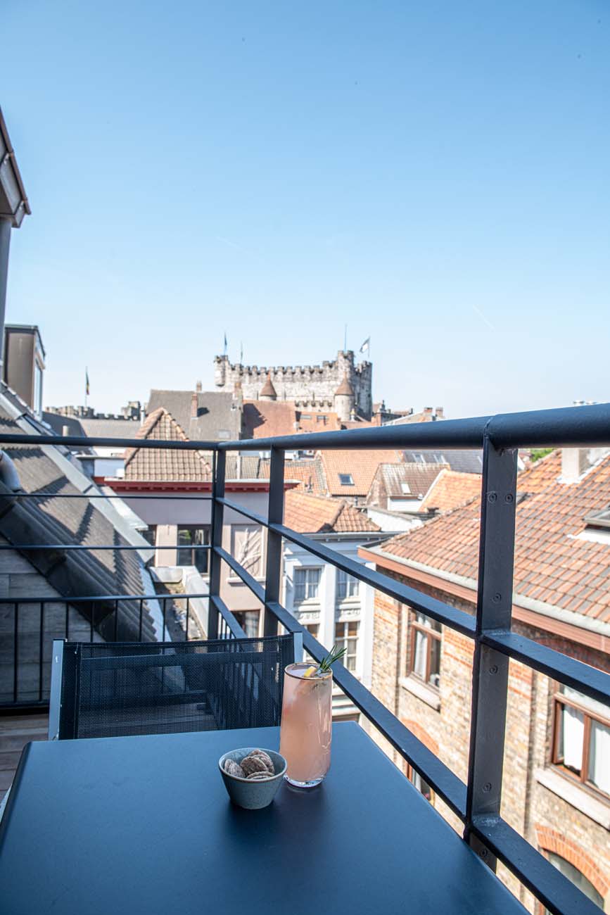 Balkon met uitzicht over de daken van het historische Gent