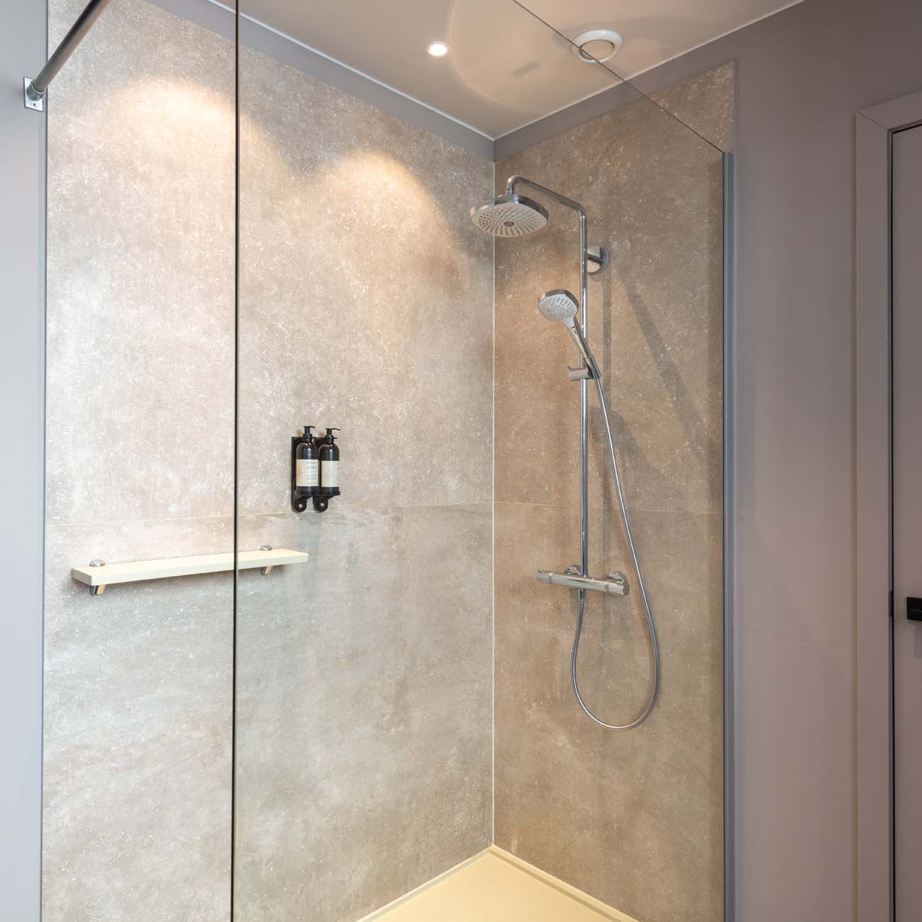 Douche met regendouchekop en handdouche