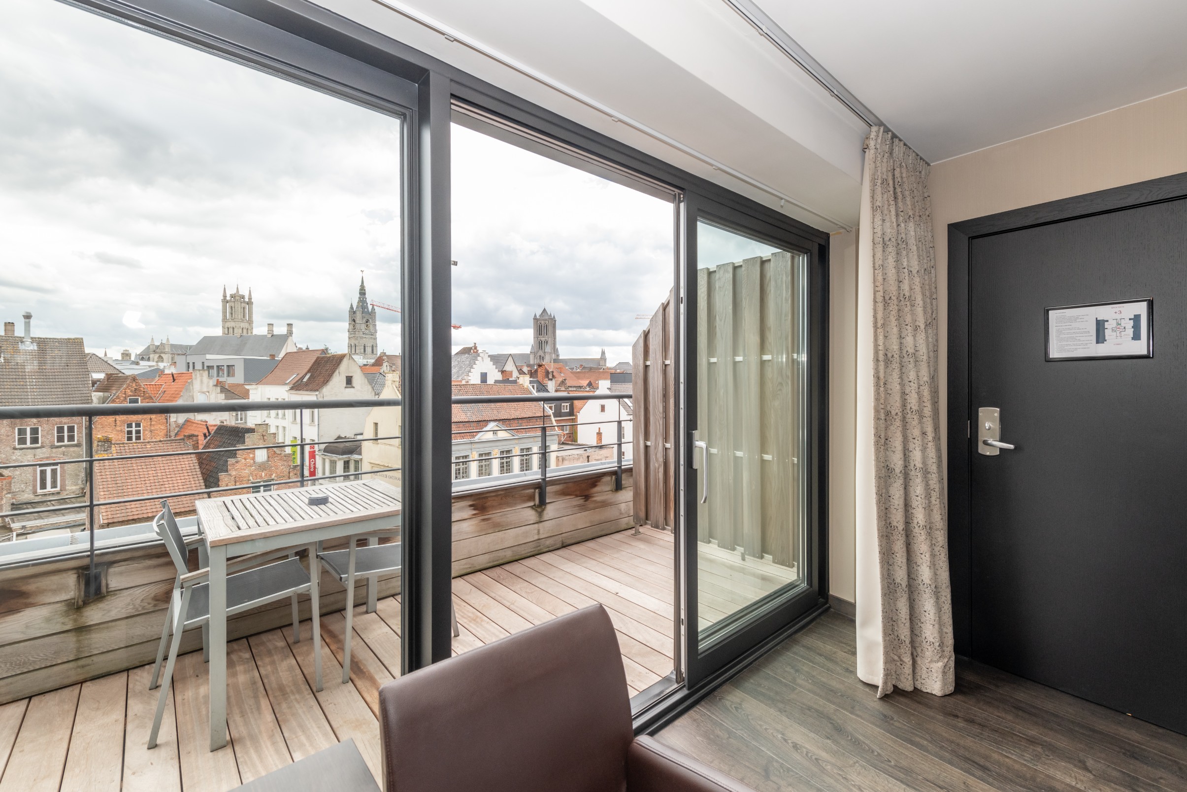 Kamer met ruim terras en uitzicht over de historische binnenstad van Gent