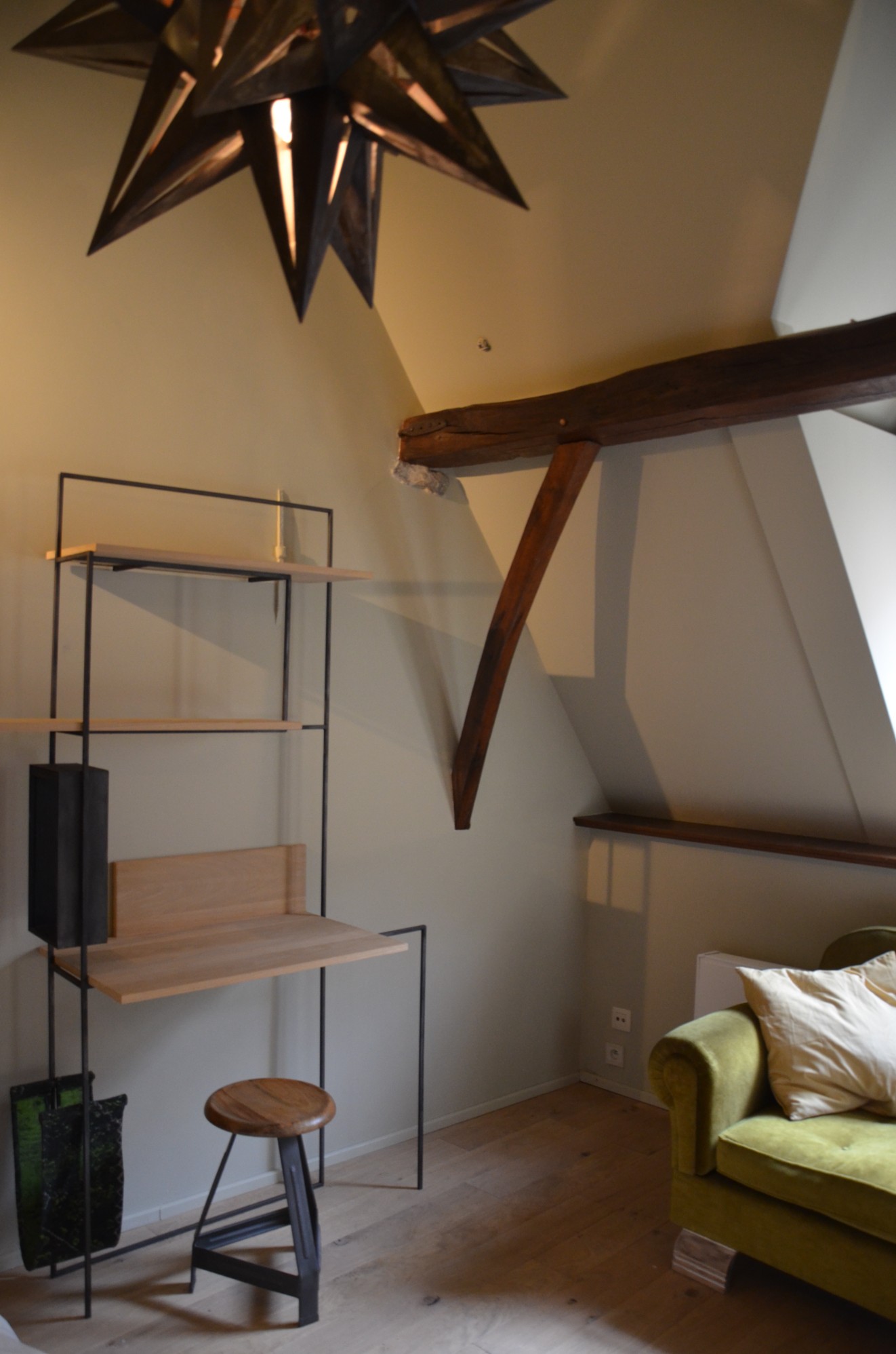 De schrijftafel in kamer Het Atelier, onder de houten balken