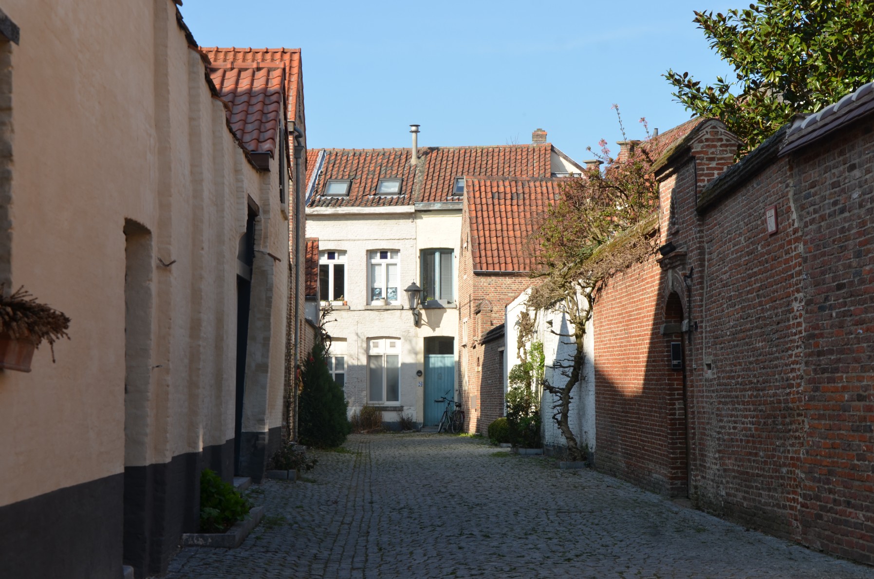 De kasseien, bakstenen gevels en pannendaken van het Groot Begijnhof van Mechelen