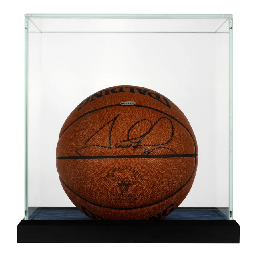 Спеціальний м'яч Spalding 1996 з автографом Скотті Піппена Чикаго Буллс у скляному футлярі (NBA, Chicago Bulls, Pippen)