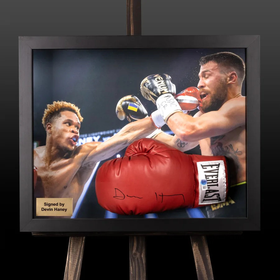 Боксерська рукавичка з автографом Чемпіона Світу Девіна Хейні (Devin Haney)