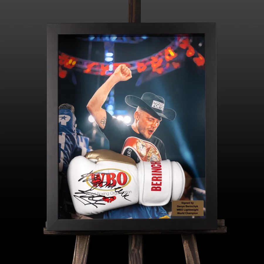 Спеціальна рукавичка WBO з автографом Чемпіона Світу Дениса Берінчика