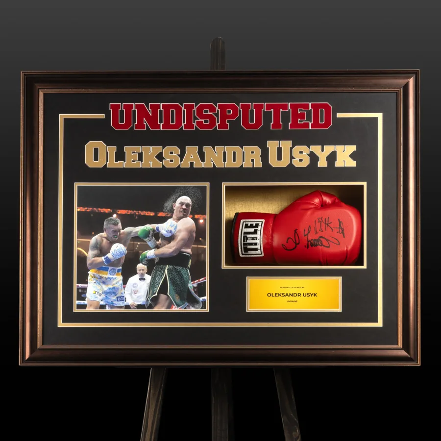 Sold OUT Боксерська рукавичка Title з автографом Олександра Усика у преміальному оформлені (Usyk)