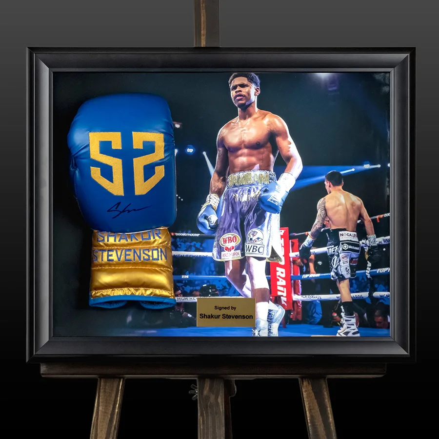 Боксерська рукавичка з автографом чемпіона світу Шакура Стівенсона