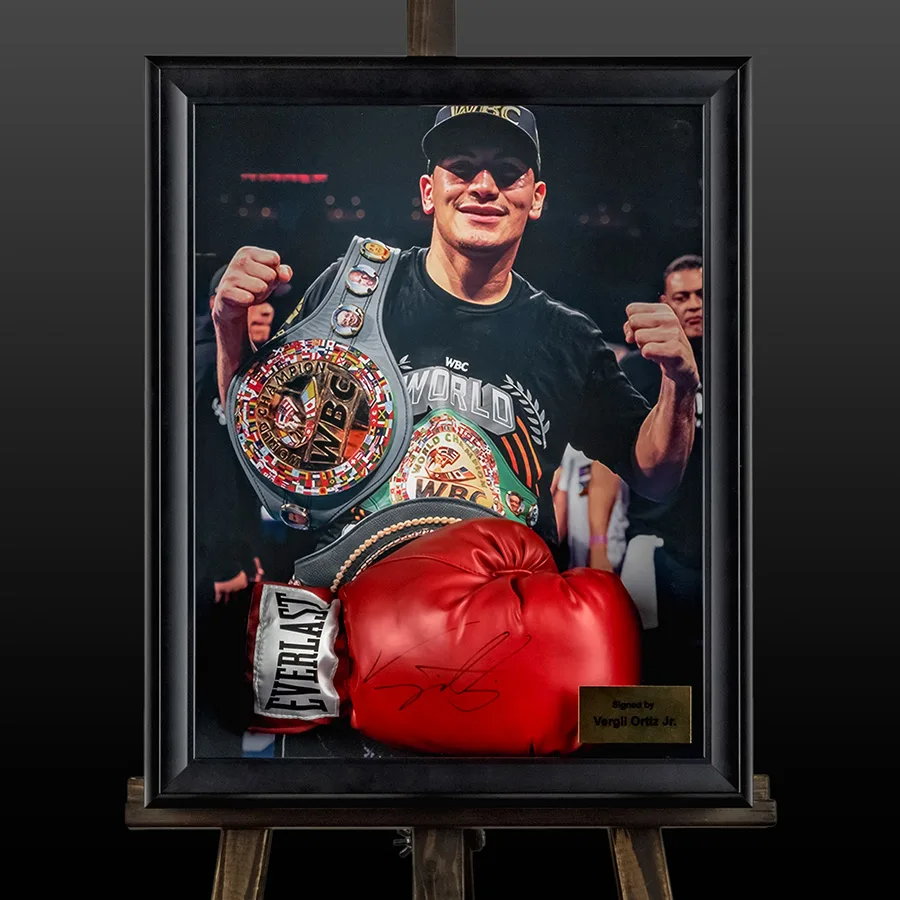 Боксерська рукавичка з автографом "тимчасового" чемпіона WBC Верджила Ортіса