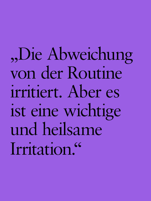 Das Bild zeigt ein Zitat auf lila Hintergrund. Der Text lautet: „Die Abweichung von der Routine irritiert. Aber es ist eine wichtige und heilsame Irritation.“