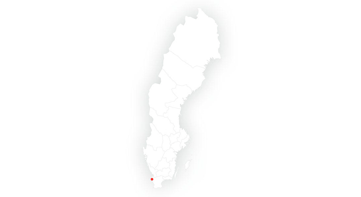 Grafik einer Karte von Schweden. Der südliche Teil des Landes ist detaillierter dargestellt, während der Norden vereinfacht ist. Ein roter Punkt markiert eine Position in der Nähe der Küste im Südwesten Schwedens.