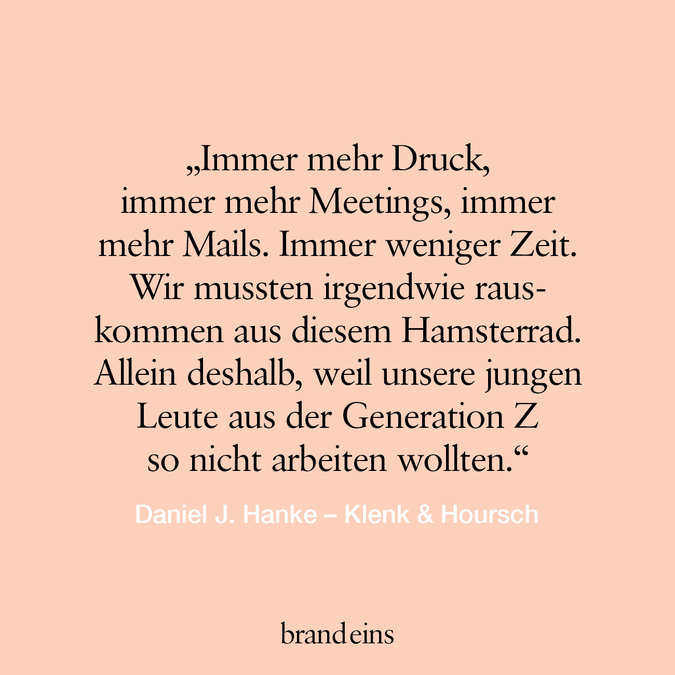 Ein hellrosa Hintergrund mit schwarzem Text. Der Text ist ein Zitat von Daniel J. Hanke – Klenk & Hoursch über den Druck und die Arbeitsweise der Generation Z. Unten rechts befindet sich das Logo "brand eins".