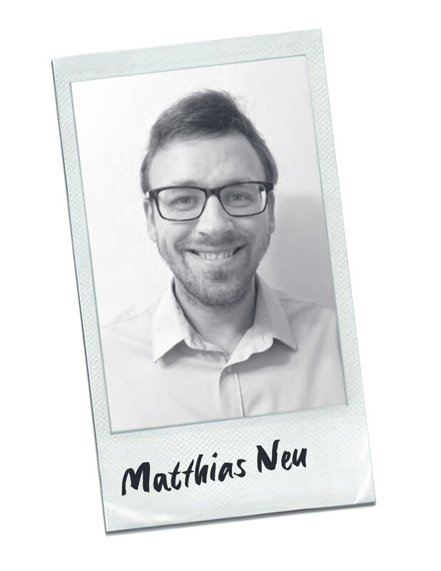 Porträt eines Mannes mit Brille und kurzem, dunklem Haar. Er lächelt freundlich in die Kamera. Unter dem Bild steht der Name "Matthias Neu". Das Bild wirkt wie ein Foto mit einem silbernen Rahmen.