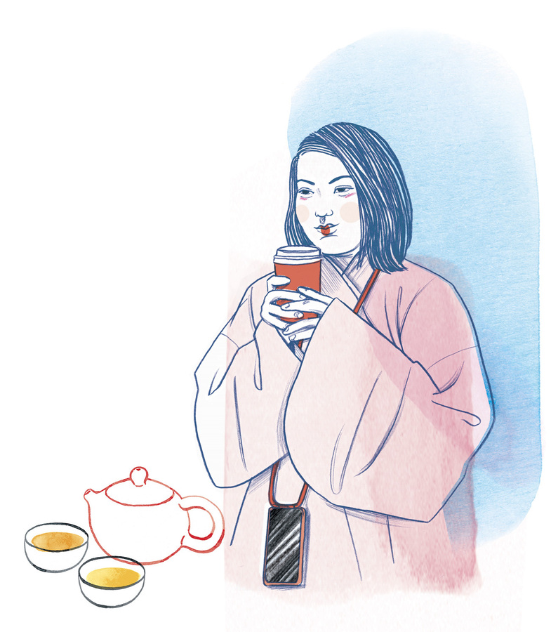 Eine Zeichnung zeigt eine junge Frau mit dunklem, kurzem Haar, die einen roten Becher in den Händen hält und daran trinkt. Sie trägt einen hellrosa Kimono und wirkt entspannt. Vor ihr stehen eine Teekanne und zwei kleine Tassen. Die Szene wirkt ruhig und gemütlich.