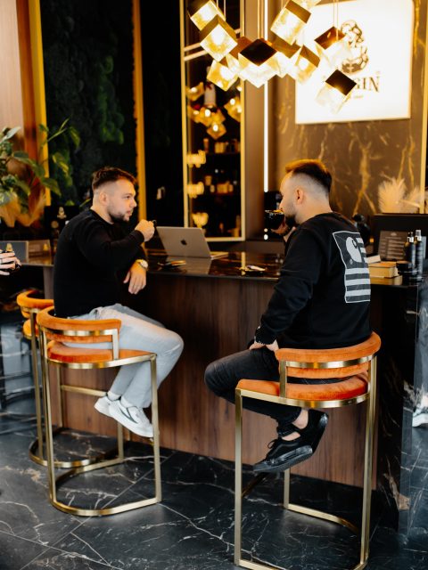 Wszyscy widzą dziś gotowy barbershop.Ale nikt nie widział momentu,kiedy weszliśmy do lokalu i tam nie było praktycznie nic. 🫣 Brak wentylacji, instalacji,ściany totalnie nie pod nasz projekt. Patrzyłam na to wszystko i serio nie rozumiałam, jak my mamy zdążyć z tym w kilka miesięcy. A później zaczęły się decyzje, które kosztowały najwięcej stresu: 👉🏻Projekt był poprawiany kilka razy; 👉🏻Budżet przekroczyliśmy x2; 👉🏻Codziennie nowe problemy, presja czasu; 👉🏻Milion rzeczy na głowie. Ale jednocześnie… to właśnie wtedy zaczynał się tworzyć Virgin. 🖤 Garnitury szyte od zera, haftowane ręczniki, projektowane peleryn, nawet kubki robione specjalnie pod nas. Chciałam dopracować dosłownie wszystko🔥 Żeby mieć ten poziom, który widzimy dzisiaj I chyba właśnie dlatego ta historia kosztowała mnie tyle emocji, a najgorsze miało dopiero przyjść… 👆🏻( patrz na ostatnim zdjęciu w karuzeli)