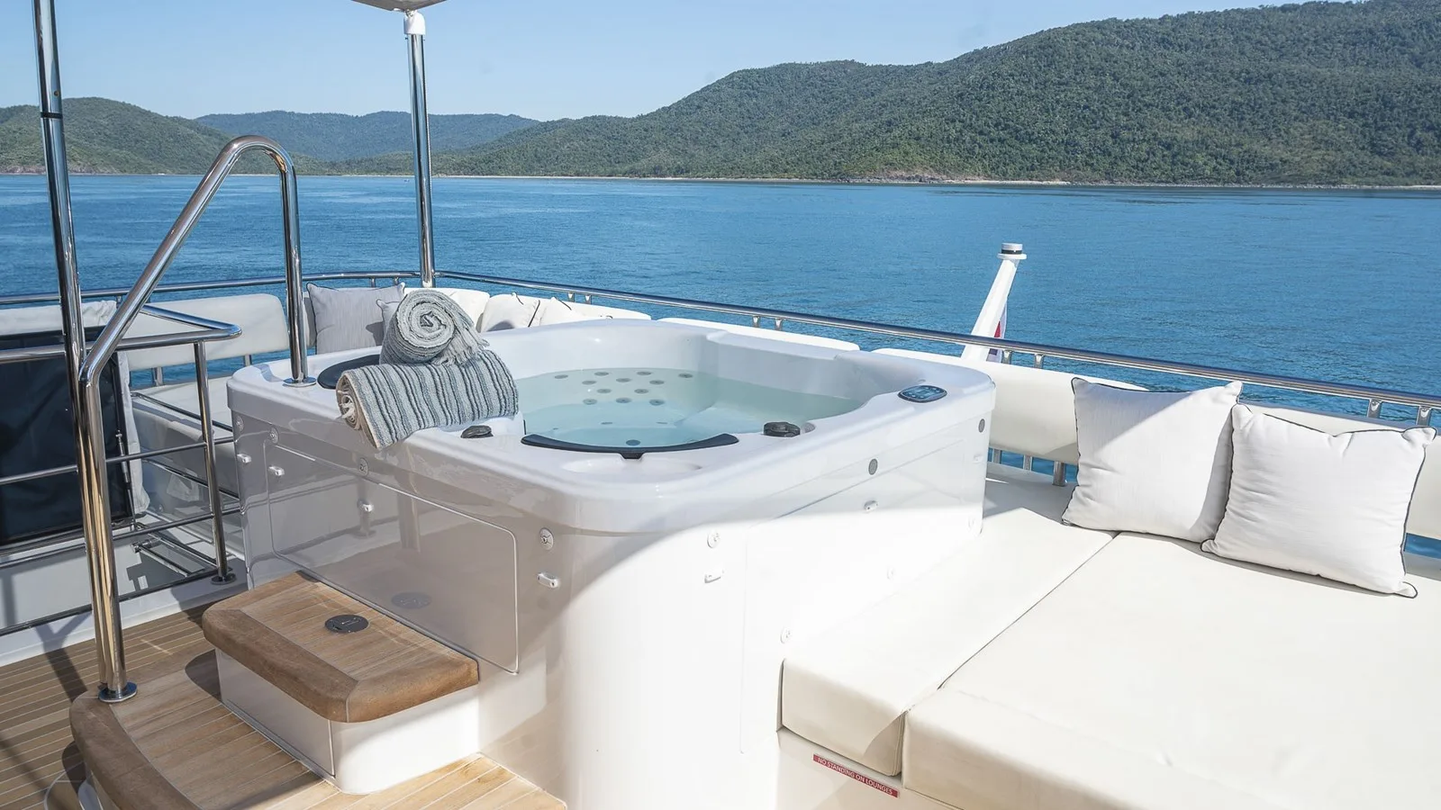 Ocean Alexander 26r Enclosed