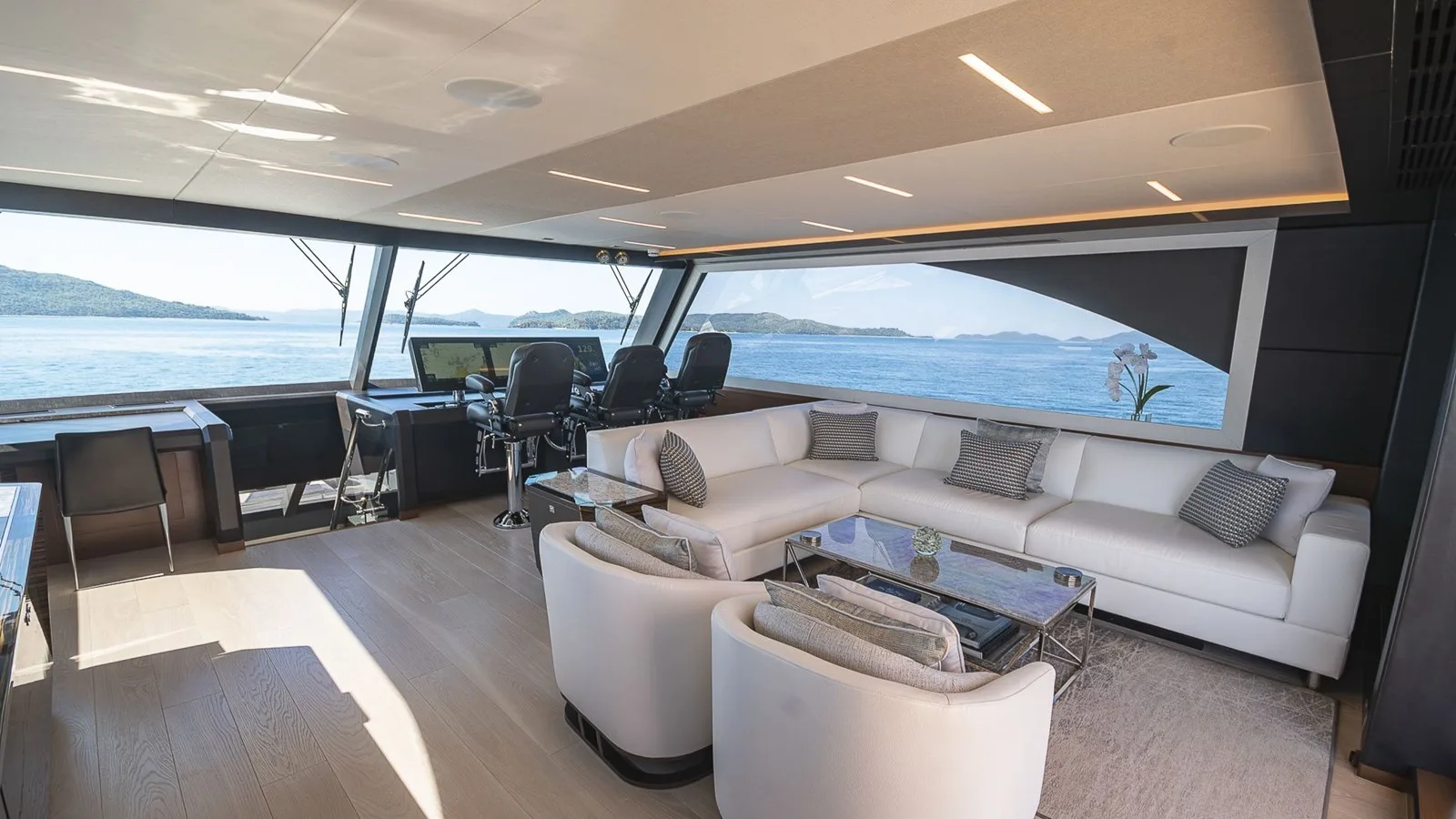 Ocean Alexander 26r Enclosed