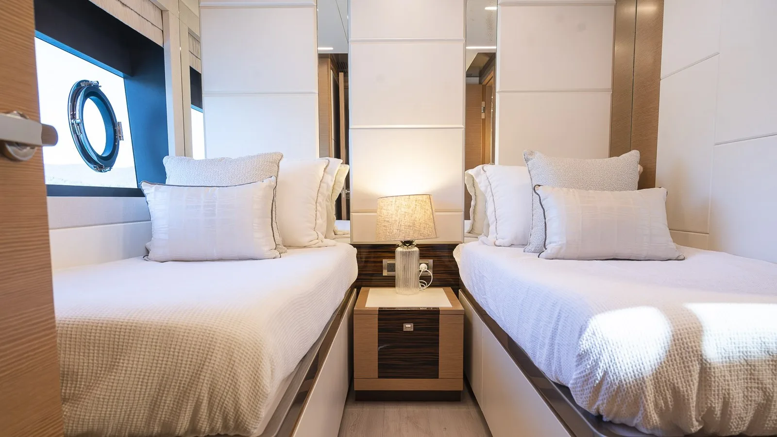 Ocean Alexander 26r Enclosed