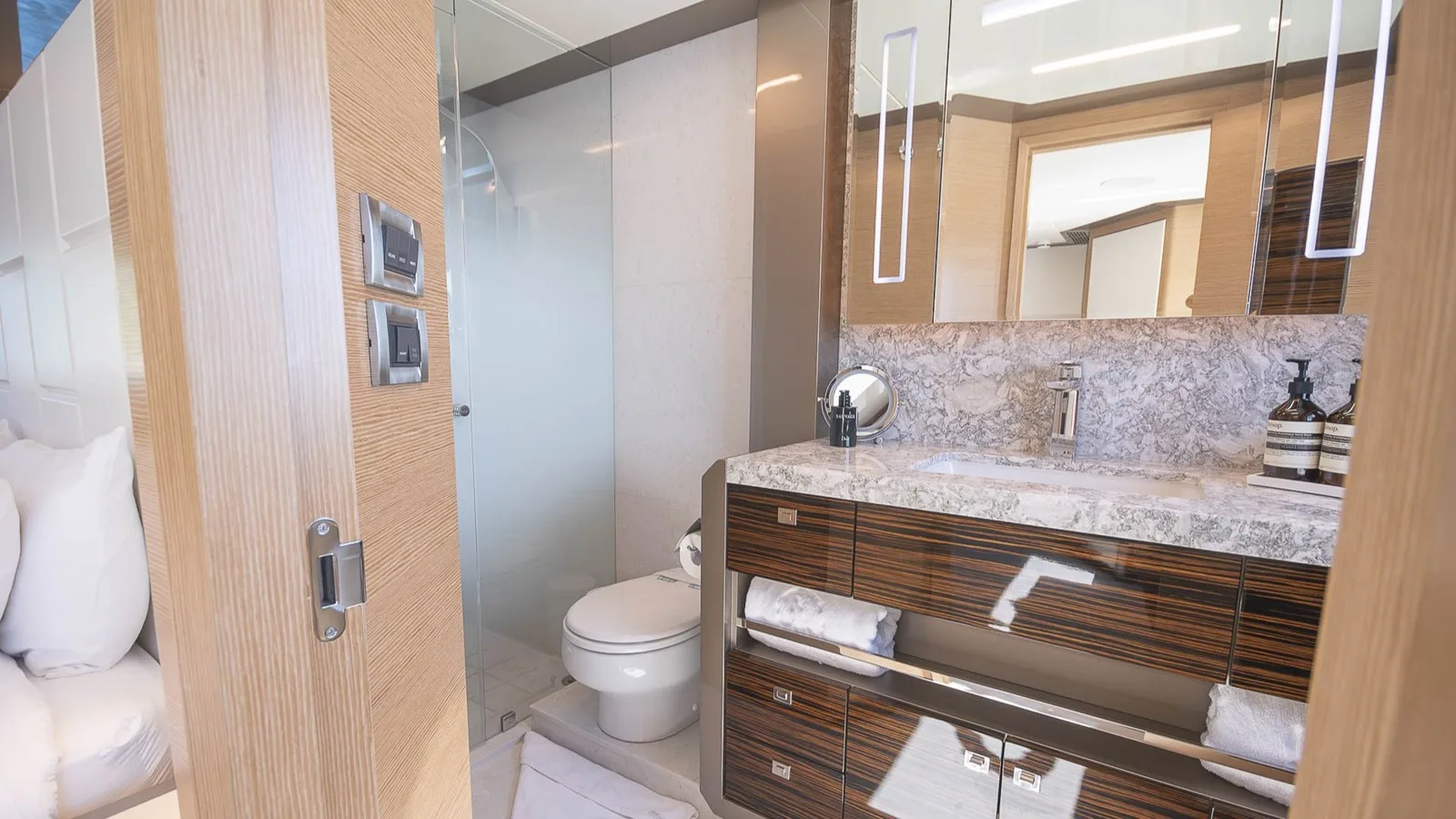 Ocean Alexander 26r Enclosed