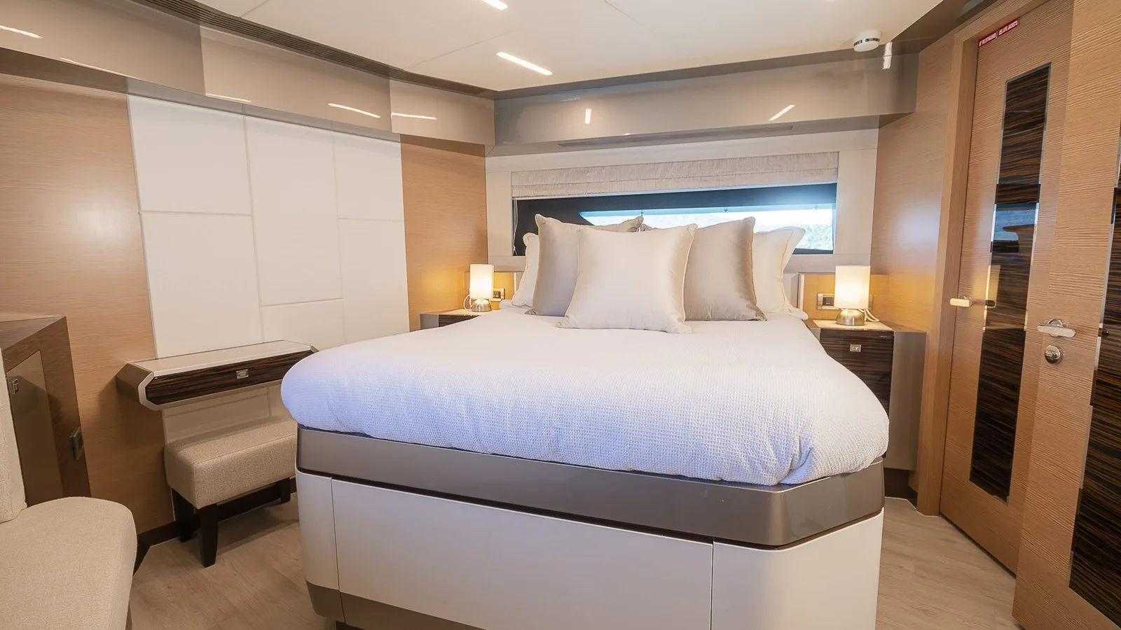 Ocean Alexander 26r Enclosed