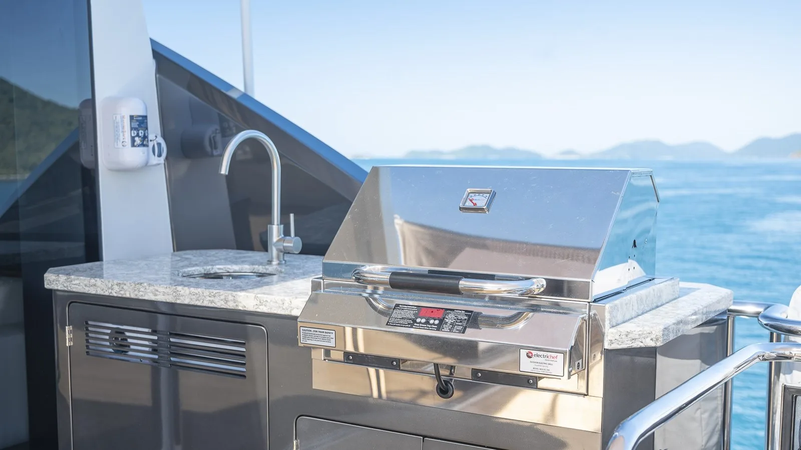 Ocean Alexander 26r Enclosed