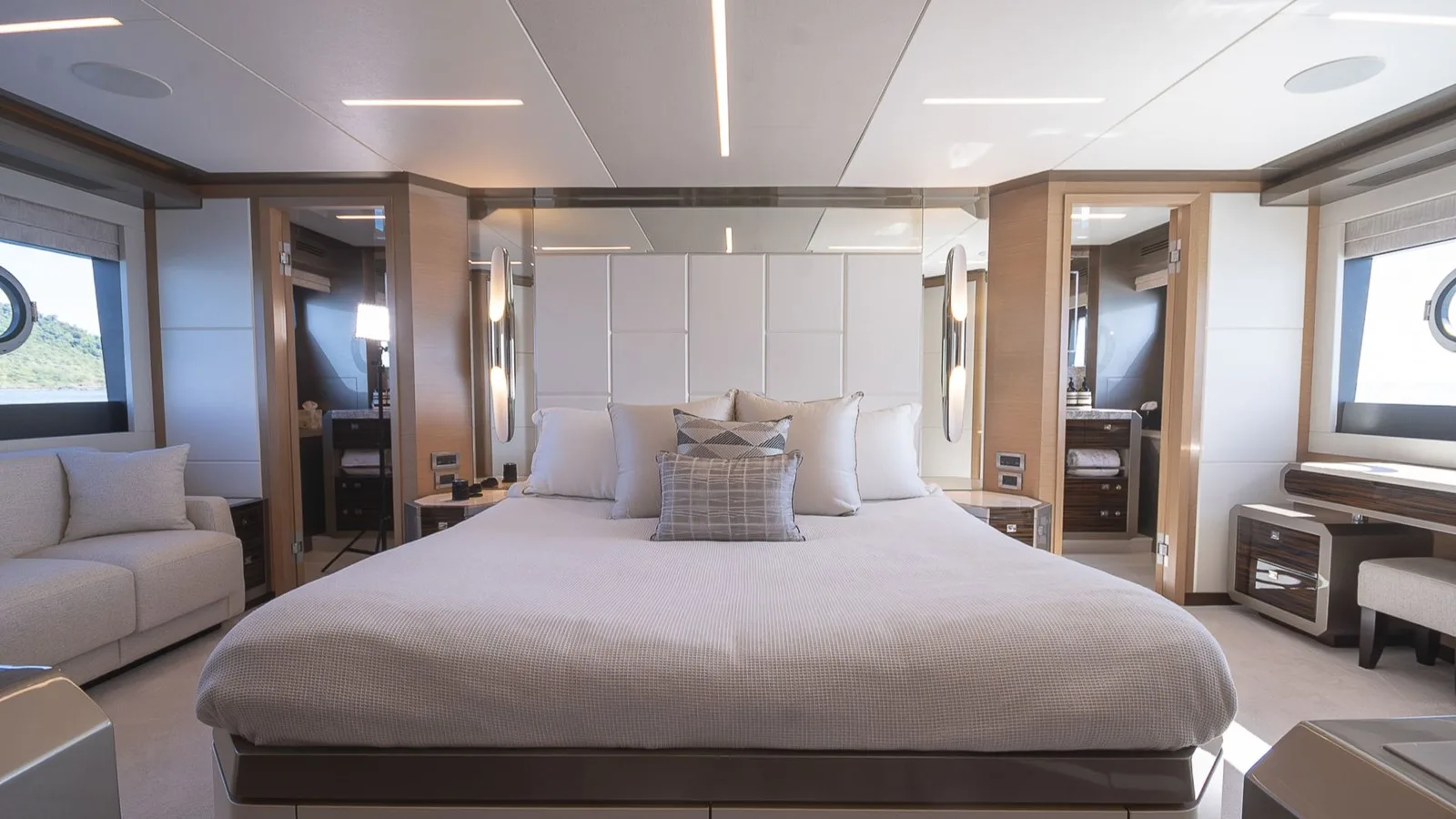 Ocean Alexander 26r Enclosed