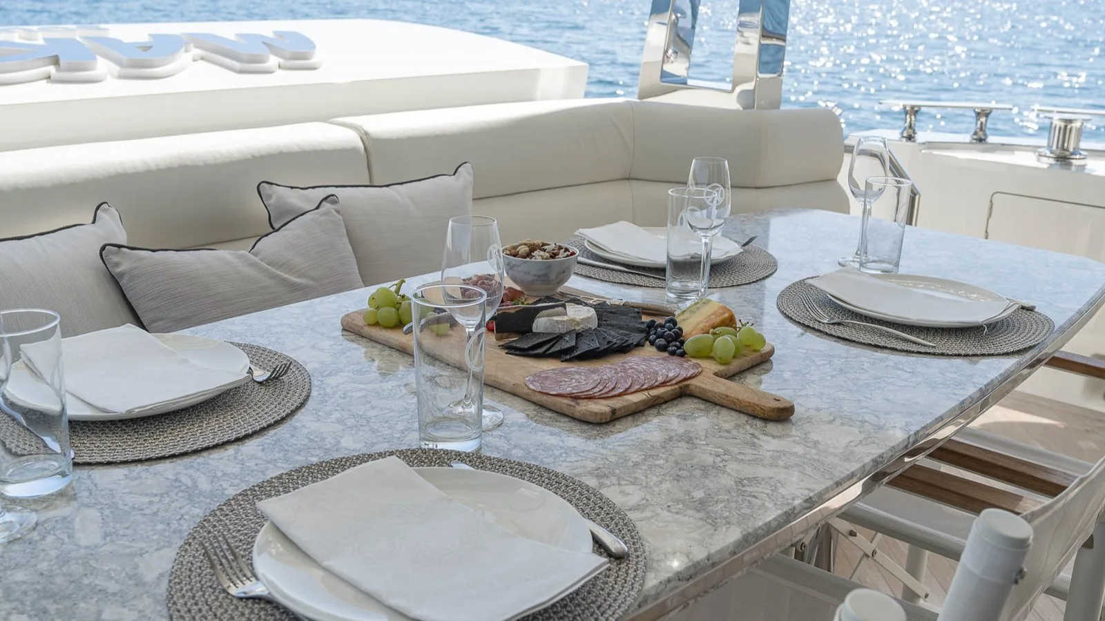 Ocean Alexander 26r Enclosed