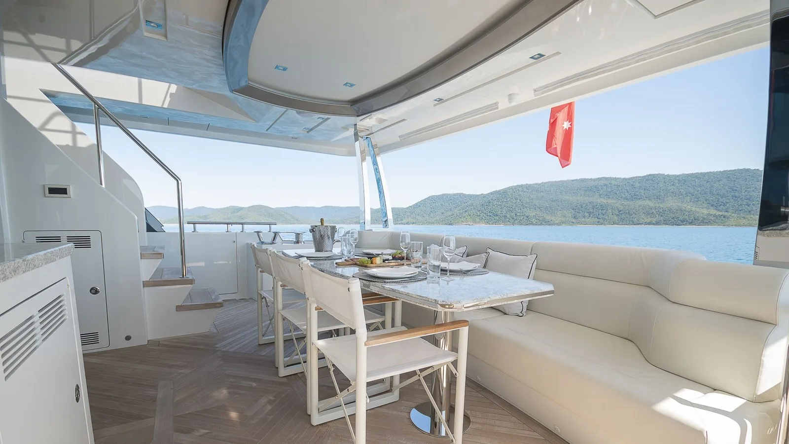 Ocean Alexander 26r Enclosed