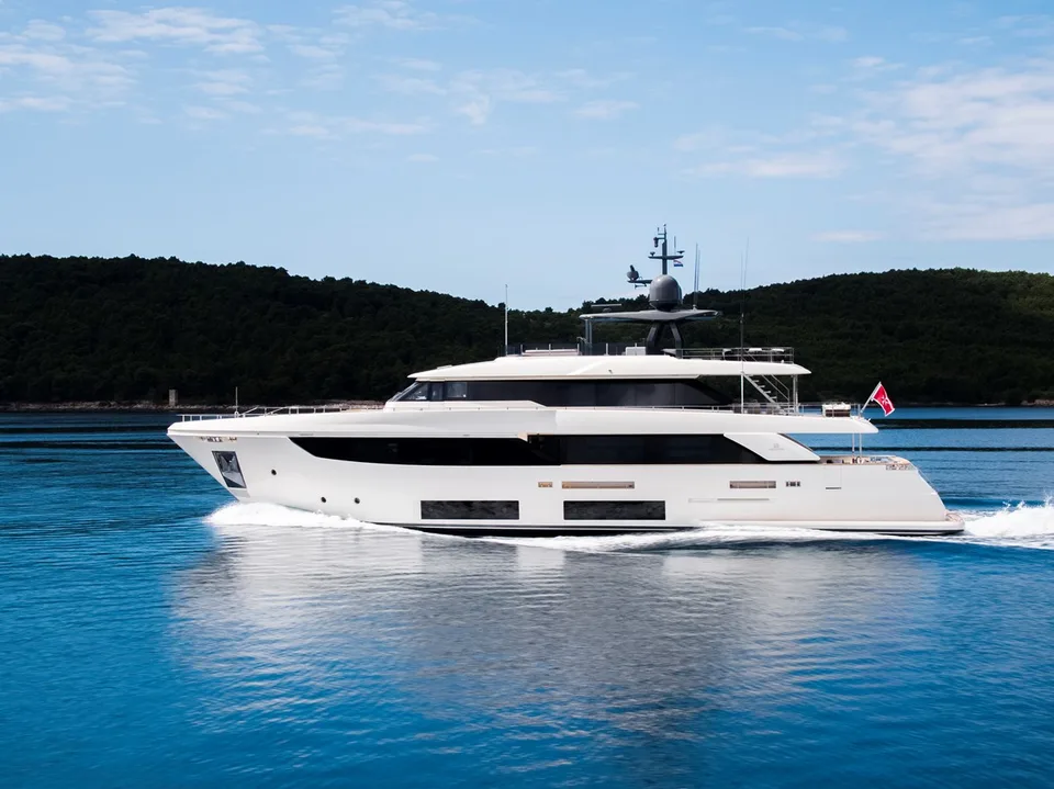 Custom Line Navetta 33