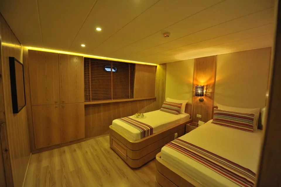 Custom 142  LUXURY SAFARI YACHT