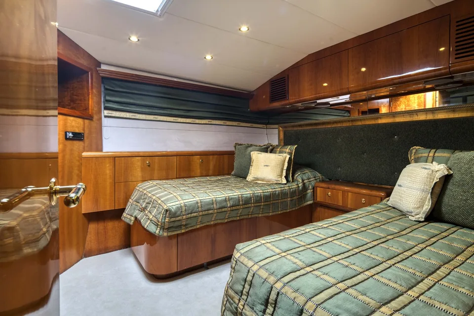 Hatteras 86 Convertible