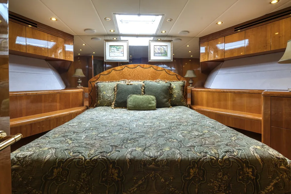 Hatteras 86 Convertible