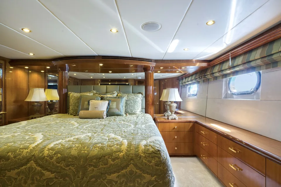 Hatteras 86 Convertible