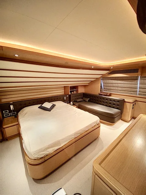 Ferretti Custom Line CL 97
