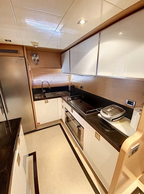 Ferretti Custom Line CL 97