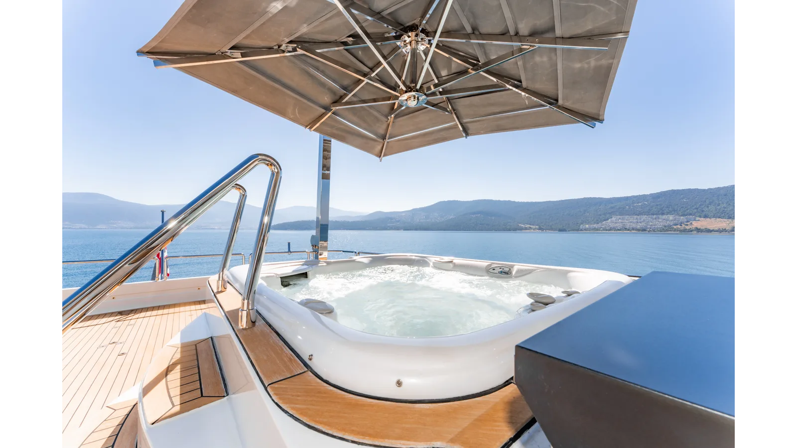 Mengi Yay Raised Pilothouse