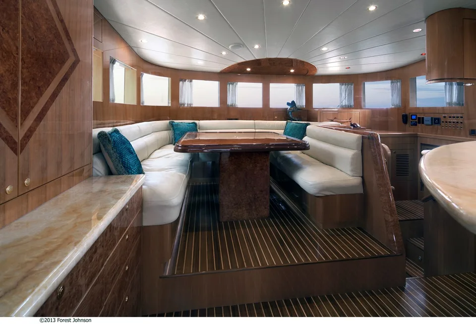 Johnson FLYBRIDGE w/FISHING COCKPIT
