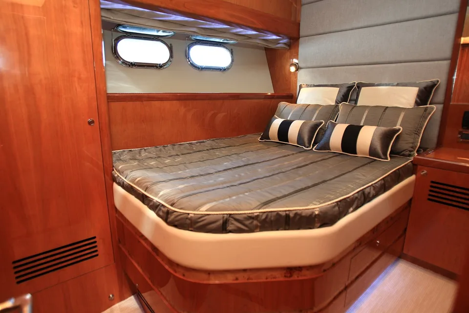Johnson FLYBRIDGE w/FISHING COCKPIT