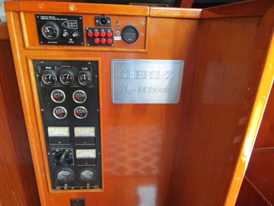 Burger Boat Company Flush Deck with Flybridge