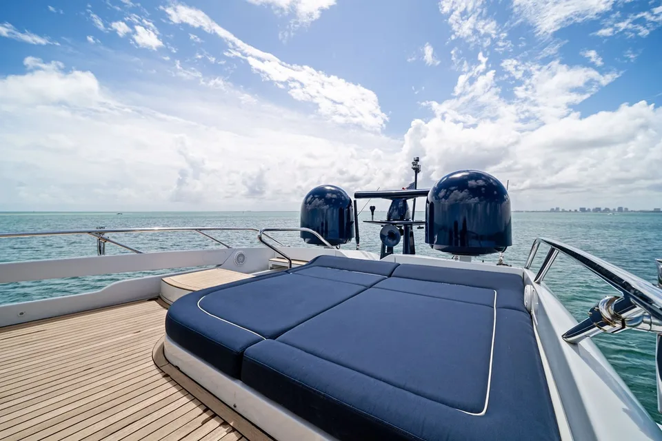 Pershing 82