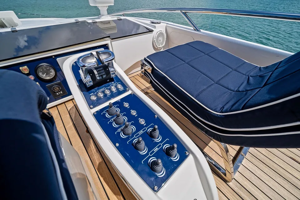 Pershing 82