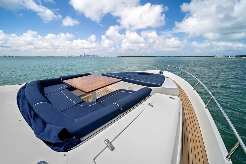 Pershing 82
