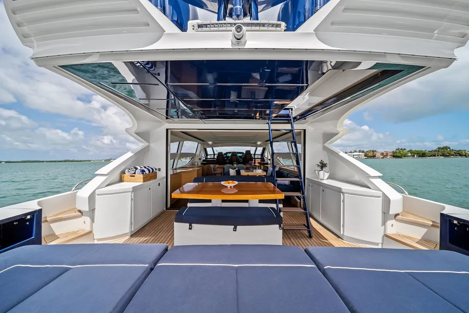 Pershing 82