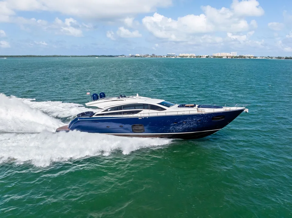 Pershing 82