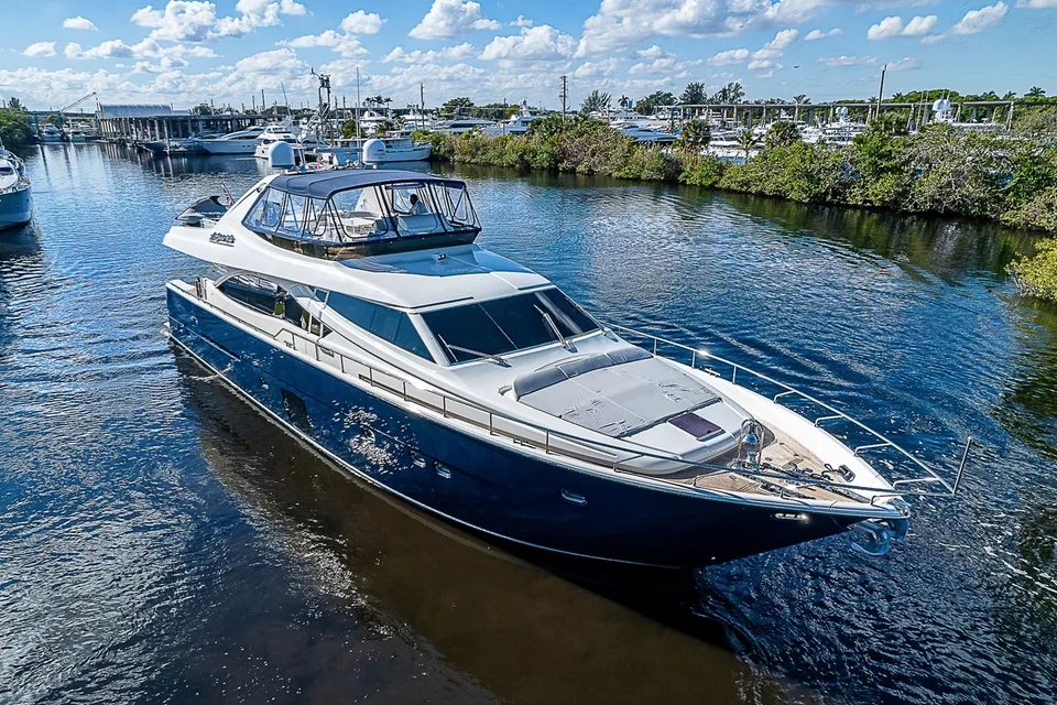 Ferretti Yachts 830