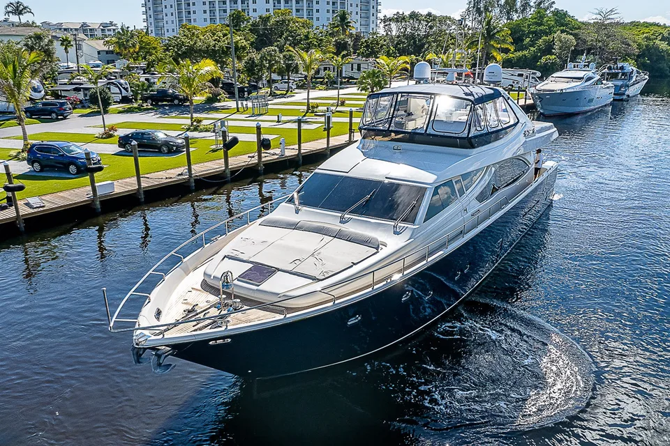 Ferretti Yachts 830