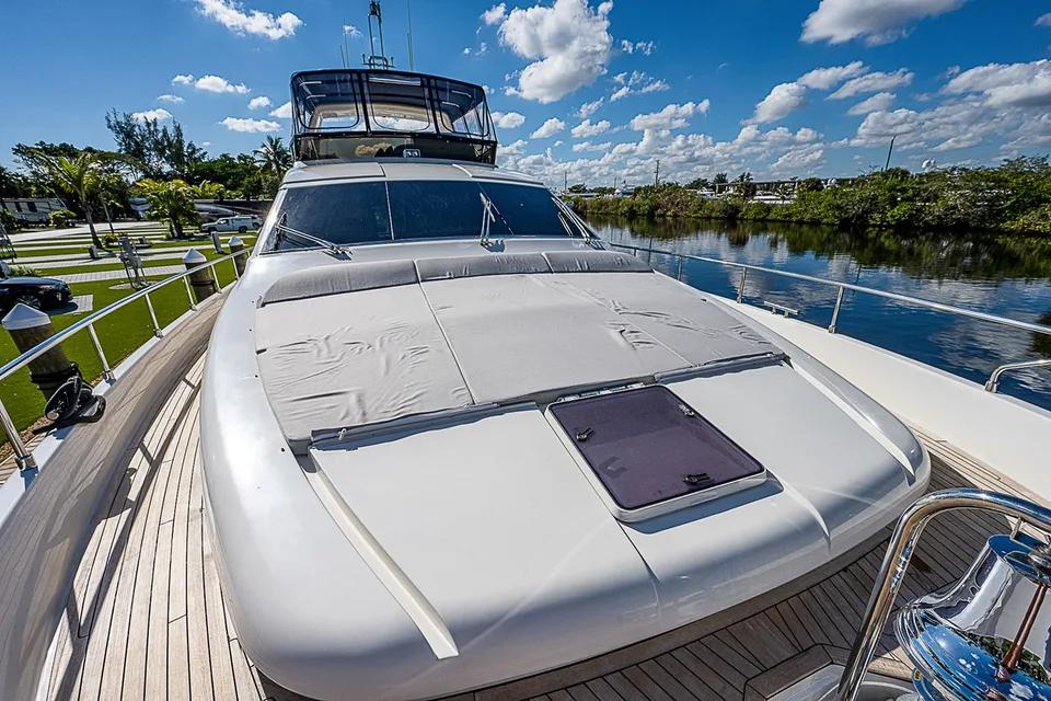Ferretti Yachts 830
