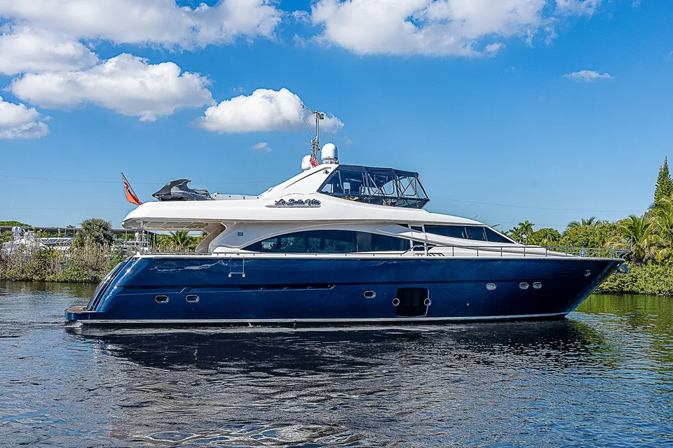 Ferretti Yachts 830