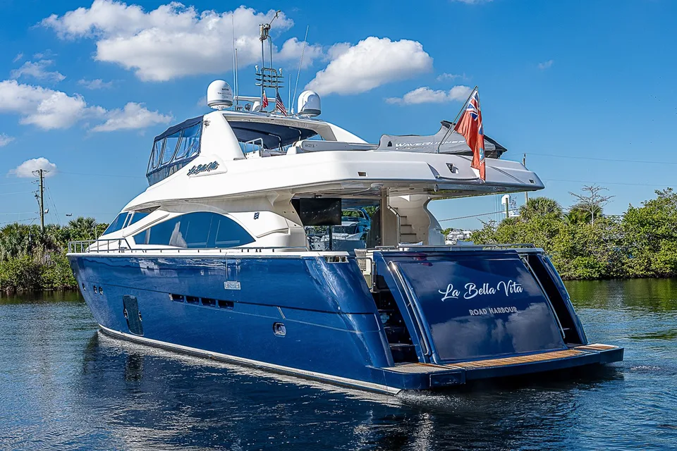 Ferretti Yachts 830