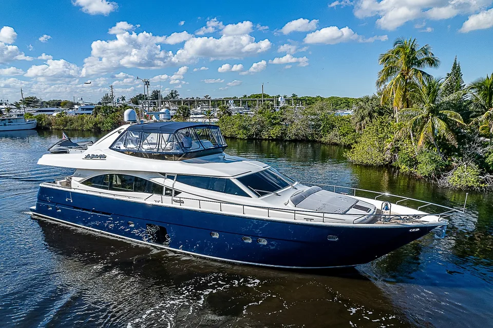 Ferretti Yachts 830