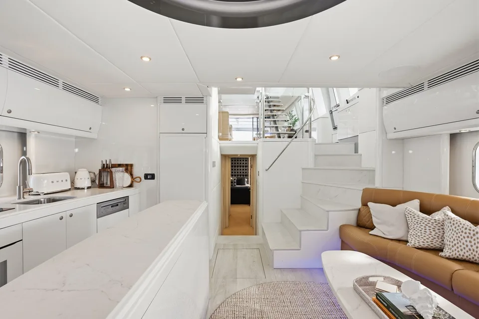 Warren 87 Skylounge Motor Yacht